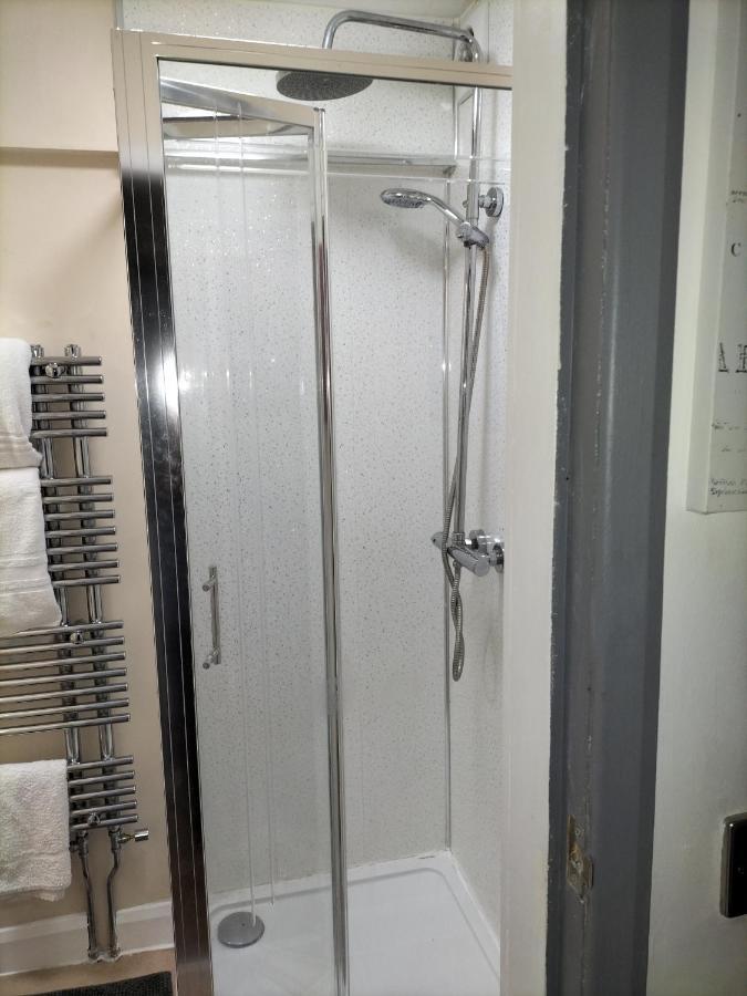 The New Accommodation Free Complementary Breakfast 티브셰프 외부 사진