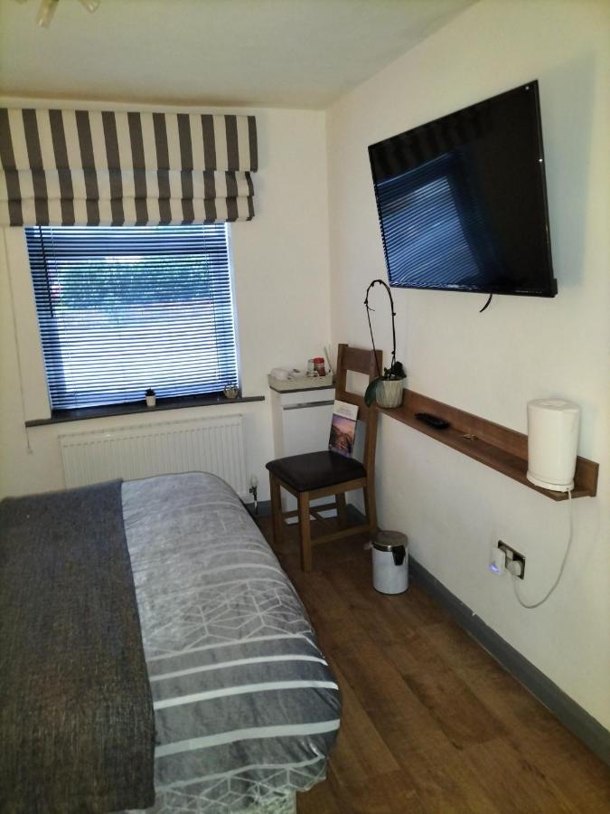 The New Accommodation Free Complementary Breakfast 티브셰프 외부 사진