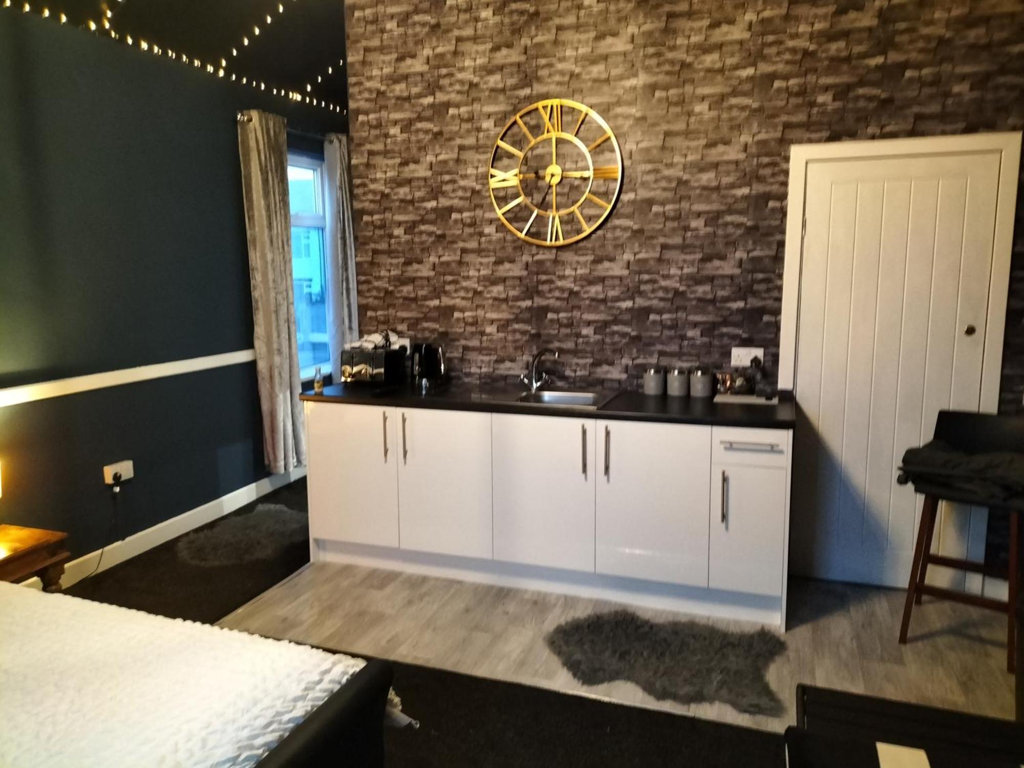 The New Accommodation Free Complementary Breakfast 티브셰프 외부 사진