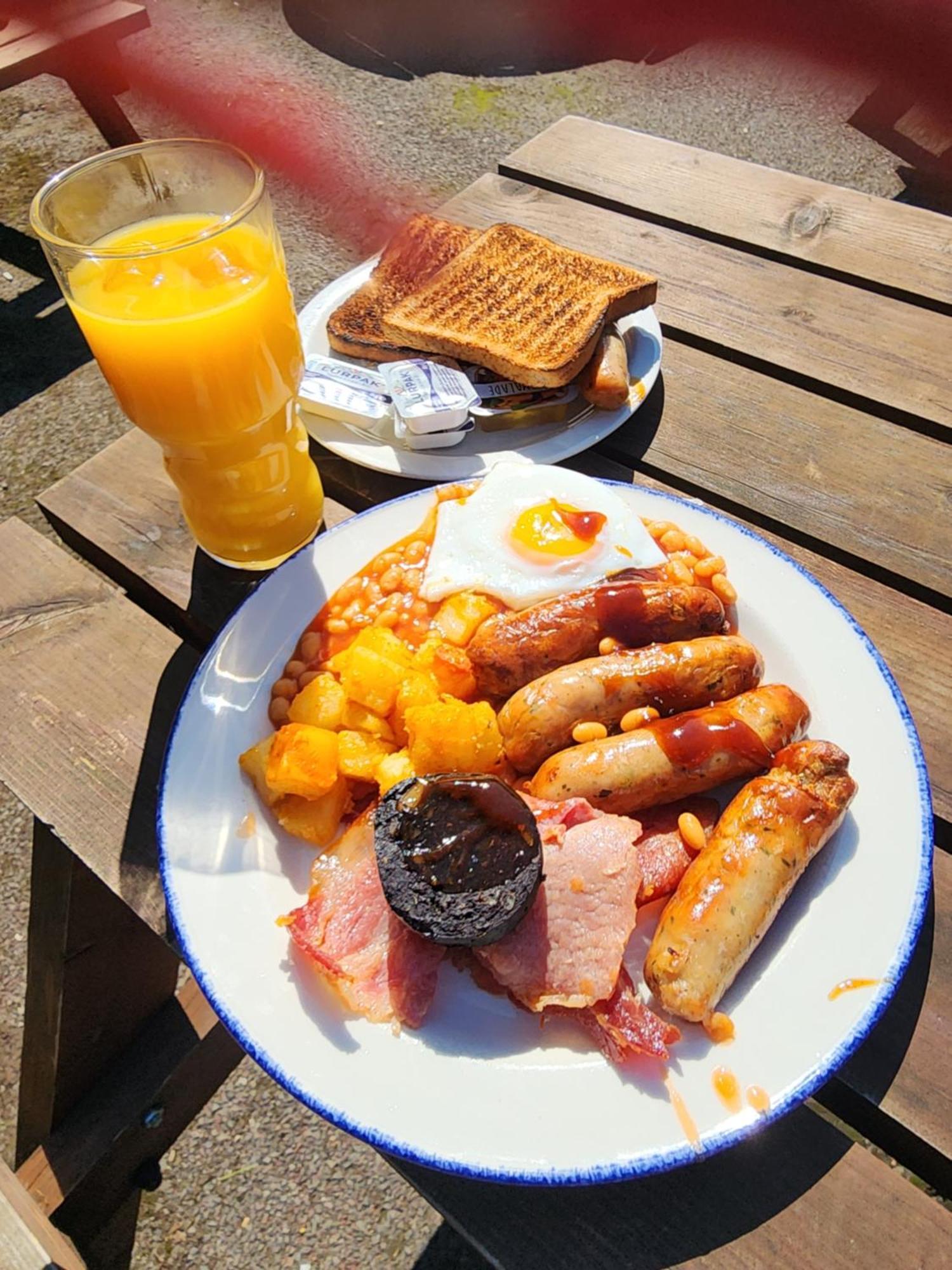The New Accommodation Free Complementary Breakfast 티브셰프 외부 사진